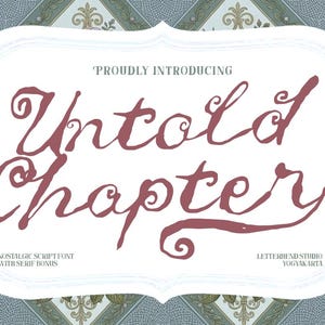 以下が含まれることがあります： マルーン色の筆記体で「Untold Chapter」と書かれた装飾的なグラフィック。白い装飾フレーム内に配置されています。背景には花柄と模様のデザインがあります。「Proudly Introducing」と書かれています。