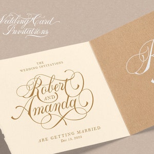 Peut inclure: Une carte d'invitation de mariage avec un fond brun et du texte blanc. Le texte indique "Wedding Card Invitations" et "The Wedding Invitations Robert and Amanda are getting married Dec 13, 2023". La carte est pli&eacute;e en deux et le verso a un fond brun avec du texte blanc qui indique "RA".