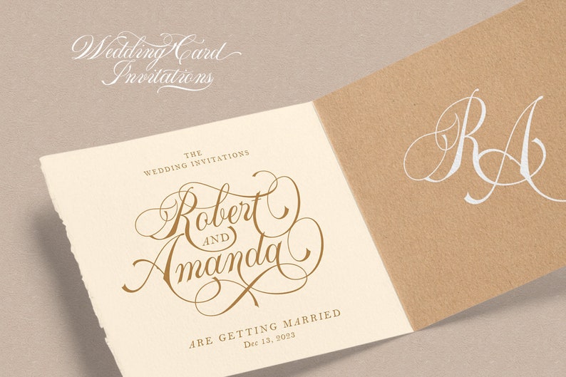 Peut inclure: Une carte d'invitation de mariage avec un fond brun et du texte blanc. Le texte indique "Wedding Card Invitations" et "The Wedding Invitations Robert and Amanda are getting married Dec 13, 2023". La carte est pli&eacute;e en deux et le verso a un fond brun avec du texte blanc qui indique "RA".