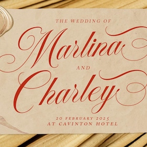 K&ouml;nnte beinhalten: Hochzeitseinladung mit einem Wachssiegel mit den Initialen "MC". Die Einladung k&uuml;ndigt die Hochzeit von Marlina und Charley am 20. Februar 2025 im Cavinton Hotel an.