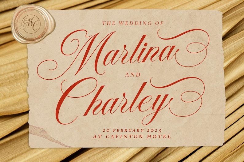 K&ouml;nnte beinhalten: Hochzeitseinladung mit einem Wachssiegel mit den Initialen "MC". Die Einladung k&uuml;ndigt die Hochzeit von Marlina und Charley am 20. Februar 2025 im Cavinton Hotel an.