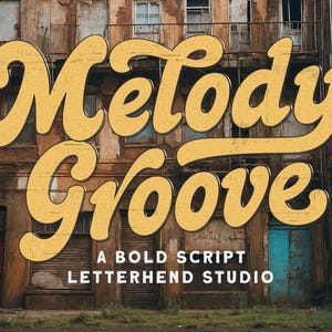 Op de afbeelding: Een geel en zwart retro lettertype ontwerp met de tekst "Melody Groove" en de tagline "A Bold Script Letterhend Studio". Het lettertype wordt weergegeven tegen een achtergrond van een bakstenen muur met een blauwe deur en een gesloten metalen deur.