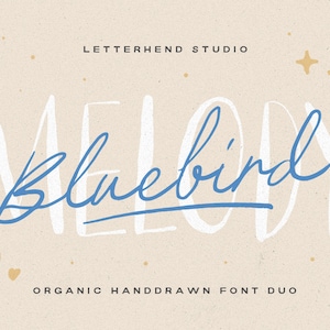 Op de afbeelding: Een grafisch ontwerp voor een lettertype duo genaamd "Melody Bluebird". De tekst is in een wit handschrift met een blauw handschrift dat het woord "Bluebird" overlapt. De tekst staat op een beige achtergrond met gouden sterren en harten.