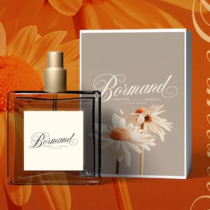 K&ouml;nnte beinhalten: Eine durchsichtige Glasflasche mit goldfarbenem Verschluss und einem wei&szlig;en Etikett mit der Aufschrift "Bornand, Feminine, Floral, Brights, Eau de Parfum". Die Flasche steht auf einem Tisch mit einem floralen Muster.