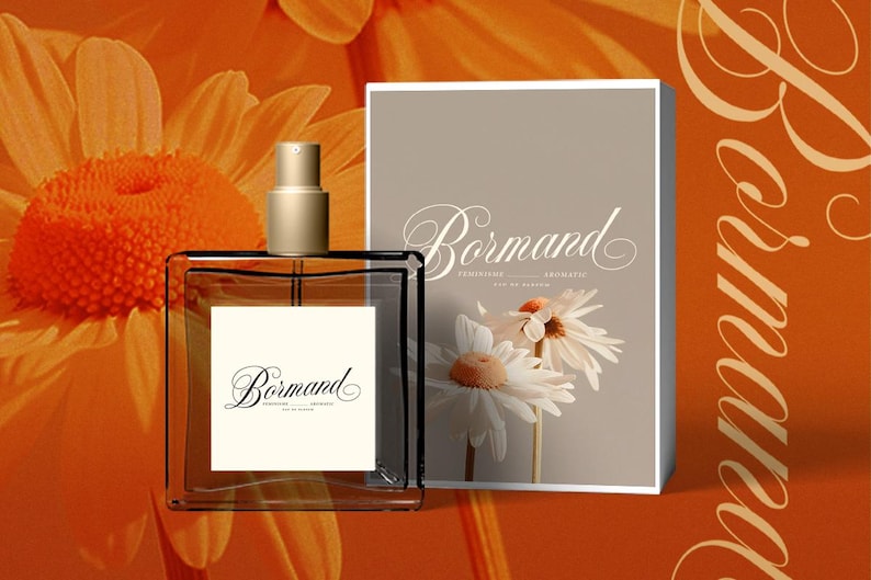 K&ouml;nnte beinhalten: Eine durchsichtige Glasflasche mit goldfarbenem Verschluss und einem wei&szlig;en Etikett mit der Aufschrift "Bornand, Feminine, Floral, Brights, Eau de Parfum". Die Flasche steht auf einem Tisch mit einem floralen Muster.