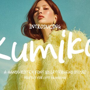 Op de afbeelding: Afbeelding met het woord "Kumiko" in een handgeschreven lettertype, met de tekst "Introducing" erboven. De afbeelding bevat ook de tekst "A HANDWRITTEN FONT BY LETTERHEND STUDIO" en "PERFECT FOR CUTE BRANDING!"