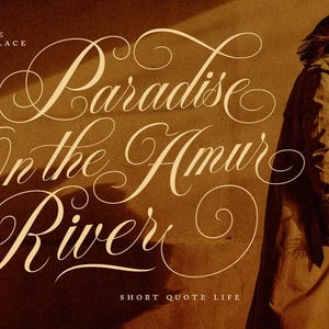 K&ouml;nnte beinhalten: Eine Grafik im Vintage-Stil mit dem Text "Paradise on the Amur River" in einer dekorativen Schreibschrift. Der Text ist in einem warmen Goldton vor einem braunen Hintergrund. Eine Person in einem langen Mantel steht rechts neben dem Text.