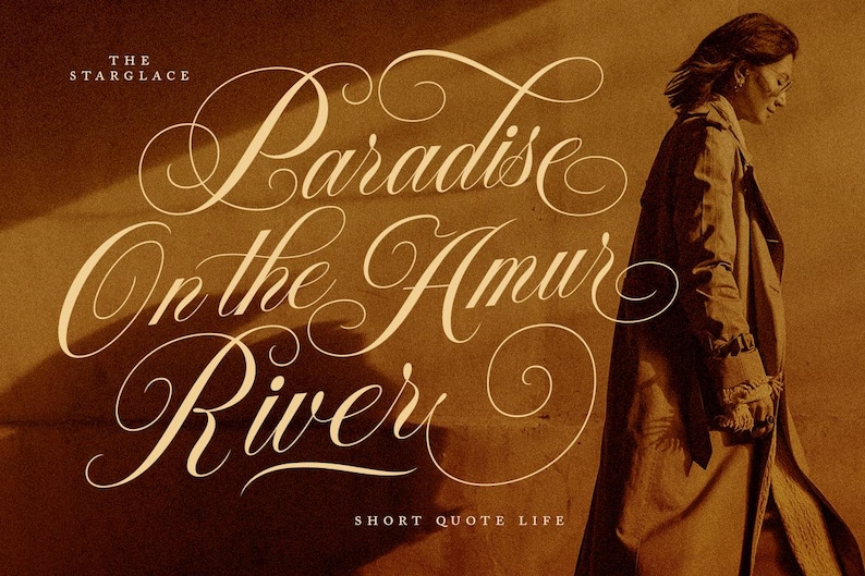 K&ouml;nnte beinhalten: Eine Grafik im Vintage-Stil mit dem Text "Paradise on the Amur River" in einer dekorativen Schreibschrift. Der Text ist in einem warmen Goldton vor einem braunen Hintergrund. Eine Person in einem langen Mantel steht rechts neben dem Text.