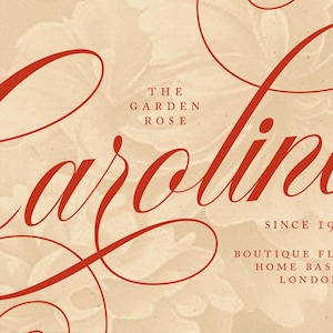 K&ouml;nnte beinhalten: Roter kursiv geschriebener Text auf beigefarbenem Hintergrund lautet "The Garden Rose Carolina Since 1989 Boutique Flowers Home Base in London."