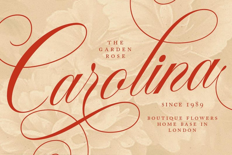 K&ouml;nnte beinhalten: Roter kursiv geschriebener Text auf beigefarbenem Hintergrund lautet "The Garden Rose Carolina Since 1989 Boutique Flowers Home Base in London."