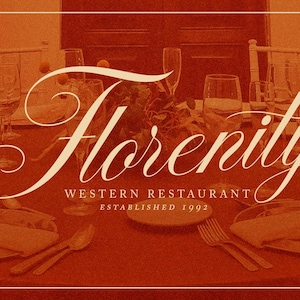 K&ouml;nnte beinhalten: Eine rote Tischdecke mit einem wei&szlig;en, kursiv geschriebenen Logo, das "Florenity Western Restaurant Established 1992" lautet. Das Logo ist umgeben von Tellern, Besteck und Gl&auml;sern auf einem Tisch, der f&uuml;r eine Mahlzeit gedeckt ist.