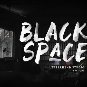 Pode incluir: Design gráfico em preto e branco com o texto "BLACK SPACE" em uma fonte em negrito com traços de pincel. O texto é colocado sobre um fundo escuro e industrial. O texto "LETTERHEND STUDIO SVG FONT" também é visível na imagem.
