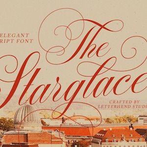 Puede incluir: La fuente Starlace es una fuente elegante de estilo script creada por Letterhend Studio. La fuente se muestra en rojo sobre un fondo beige con una ciudad en el fondo.