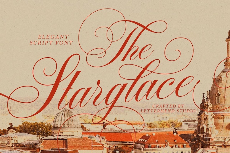 K&ouml;nnte beinhalten: Die Schriftart Starlace ist eine elegante Schreibschrift, die von Letterhend Studio entworfen wurde. Die Schriftart wird in Rot vor einem beigefarbenen Hintergrund mit einer Stadtlandschaft im Hintergrund gezeigt.