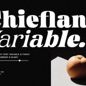 Könnte beinhalten: Ein Schwarzweißbild mit dem Text "Chiefland Variable." in einer fetten Serifenschrift. Der Text ist vor einem schwarzen Hintergrund platziert. Unter dem Text befindet sich eine kleinere Textzeile mit der Aufschrift "NEW SERIF FONT VARIABLE & FAMILY 12 FONT (6WEIGHT & SLANT)". Der Text ist zentriert auf der Seite. Das Bild enthält auch eine pfirsichfarbene Frucht, die auf einer weißen Oberfläche liegt.