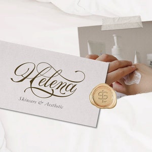 Peut inclure: Une carte de visite blanche avec le texte "Helena Skincare & Aesthetic" et un sceau de cire dor&eacute; avec les initiales "HS".
