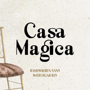 Puede incluir: Un diseño gráfico en blanco y negro con el texto "Casa Magica" en una fuente sans serif manuscrita con ligaduras. El texto está sobre un fondo beige.
