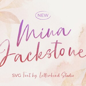 Pode incluir: Um fundo de aquarela com um degradê rosa e roxo. O texto "Mina Jackstone" é escrito em uma fonte cursiva com um degradê rosa e roxo. O texto "SVG Font by Letterhead Studio" é escrito em uma fonte menor abaixo do nome. O texto "NEW" está em um círculo na parte superior da imagem.