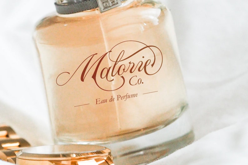 Peut inclure: Un flacon de parfum en verre transparent avec une &eacute;tiquette brune sur laquelle est inscrit "Matorie Co. Eau de Parfum".