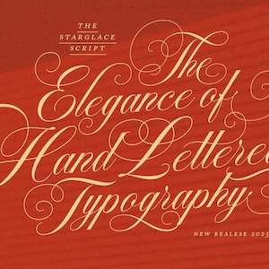 K&ouml;nnte beinhalten: Die Eleganz der handgeschriebenen Typografie, ein Schriftdesign im Skriptstil, in cremefarbener Farbe auf rotem Hintergrund. Der Text "THE STARGLACE SCRIPT" befindet sich oben im Bild, und "NEW REALESE 2025" unten.