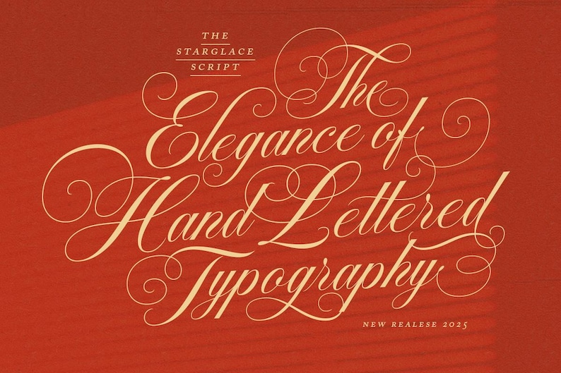 K&ouml;nnte beinhalten: Die Eleganz der handgeschriebenen Typografie, ein Schriftdesign im Skriptstil, in cremefarbener Farbe auf rotem Hintergrund. Der Text "THE STARGLACE SCRIPT" befindet sich oben im Bild, und "NEW REALESE 2025" unten.