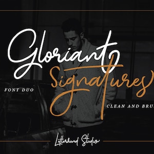 Puede incluir: Una imagen en blanco y negro de una persona que lleva un suéter gris con el texto "Gloriant Signatures" en letras blancas y doradas. El texto "Font Duo" está en letras blancas y el texto "Clean and Brush" está en letras doradas. El texto "Letterhead Studio" está en letras doradas.