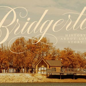 K&ouml;nnte beinhalten: Ein Bild im Vintage-Stil mit dem Text "Bridgerton" in einer kursiv geschriebenen Schrift. Der Text ist &uuml;ber ein Foto einer Holzh&uuml;tte mit einer Terrasse gelegt, die von B&auml;umen mit Herbstlaub umgeben ist. Der Text unter "Bridgerton" lautet "History About Love Story."