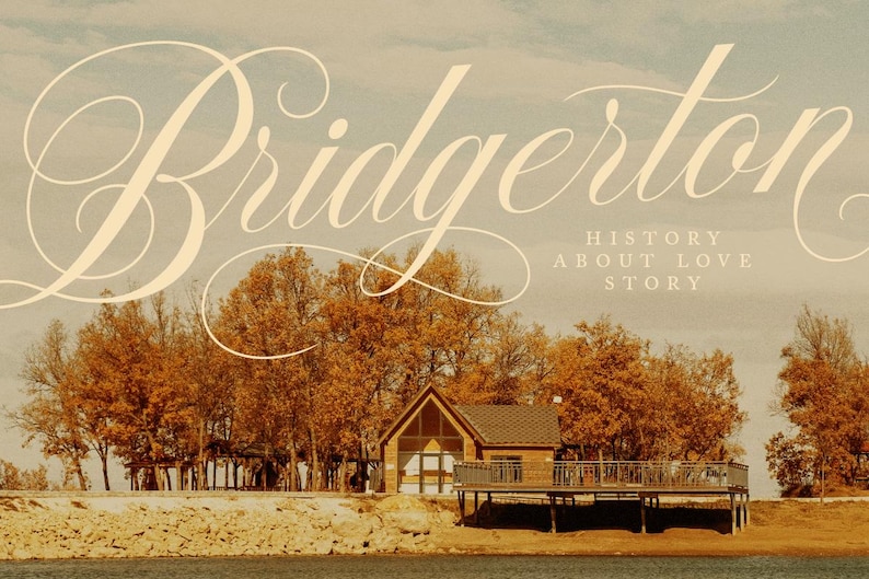 K&ouml;nnte beinhalten: Ein Bild im Vintage-Stil mit dem Text "Bridgerton" in einer kursiv geschriebenen Schrift. Der Text ist &uuml;ber ein Foto einer Holzh&uuml;tte mit einer Terrasse gelegt, die von B&auml;umen mit Herbstlaub umgeben ist. Der Text unter "Bridgerton" lautet "History About Love Story."