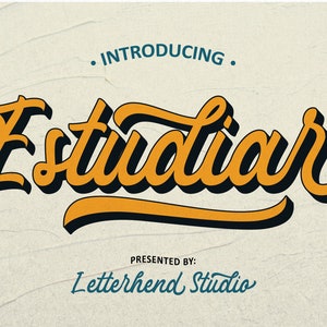 Könnte beinhalten: Vorstellung von Estudiar, einer kühnen, handgeschriebenen Schriftart in Gelb und Schwarz, präsentiert von Letterhend Studio.