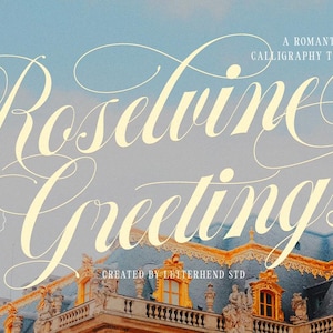 Puede incluir: Una pantalla gráfica digital que presenta el texto de color crema Roselvine Greetings en una fuente de caligrafía fluida. Debajo, el texto dice A ROMANTIC CALLIGRAPHY TYPEFACE, 20 26 y CREATED BY LETTERHEND STD, sobre un fondo de edificio.