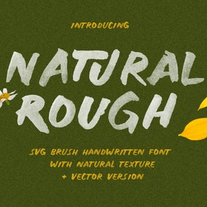 Può includere: Presentazione di Natural Rough, un font scritto a mano con una texture naturale. Il font è scritto in vernice bianca su uno sfondo verde con fiori e foglie gialli.