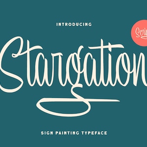 Peut inclure: Présentation de Starvation Script, une police de caractères de peinture d'enseigne. Le mot "Starvation" est écrit en blanc en cursive sur un fond bleu sarcelle. Un cercle rouge avec le mot "Script" en blanc en cursive est dans le coin supérieur droit.