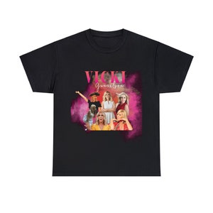 Könnte beinhalten: Schwarzes T-Shirt mit einem pinkfarbenen und weißen Grafikdruck von Vicki Gunvalson aus The Real Housewives of Orange County. Die Grafik ist eine Collage aus Fotos von Vicki in verschiedenen Posen.