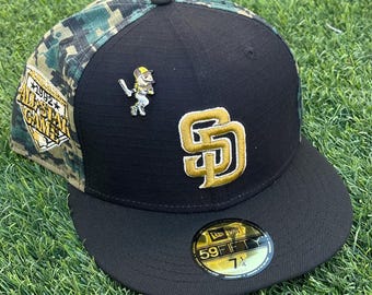 Se incluye un pin nuevo y original para la gorra ajustada de los Padres de San Diego.