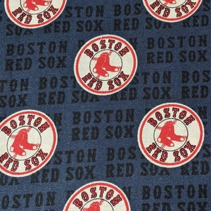 Peut inclure: Un tissu bleu avec un motif répétitif du logo des Boston Red Sox, composé d'une paire de chaussettes rouges dans un cercle blanc avec le texte rouge Boston Red Sox. Le fond inclut également le texte Boston Red Sox en bleu foncé.