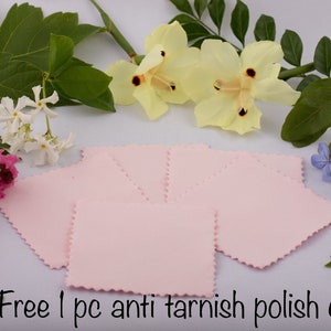 Pu&ograve; includere: Panni lucidanti anti-appannamento rosa con bordo smerlato.  Gratis 1 panno lucidante anti-appannamento.