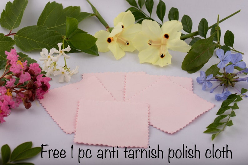 Pu&ograve; includere: Panni lucidanti anti-appannamento rosa con bordo smerlato.  Gratis 1 panno lucidante anti-appannamento.