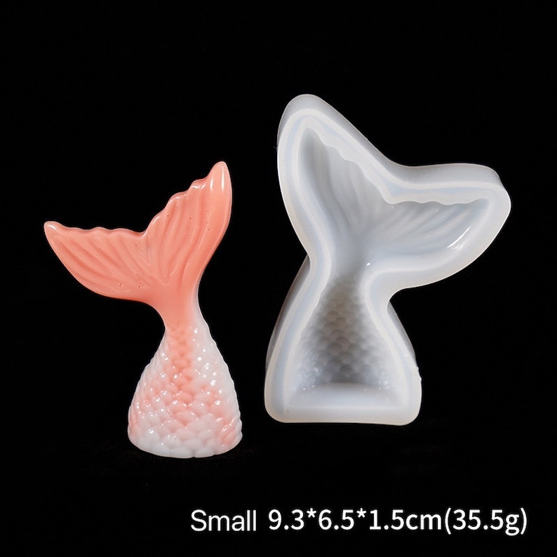 Puede incluir: Una figura de cola de sirena coral y blanca junto a un molde de silicona de cola de sirena. La figura mide 9,3 cm de largo, 6,5 cm de ancho y 1,5 cm de grosor. El texto de la imagen dice "Small 9.3*6.5*1.5cm(35.5g)".