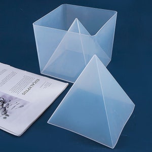 Pu&ograve; includere: Due stampi in plastica trasparente, uno a forma di cubo e l'altro a forma di piramide. Lo stampo a forma di cubo ha un inserto a forma di piramide all'interno.