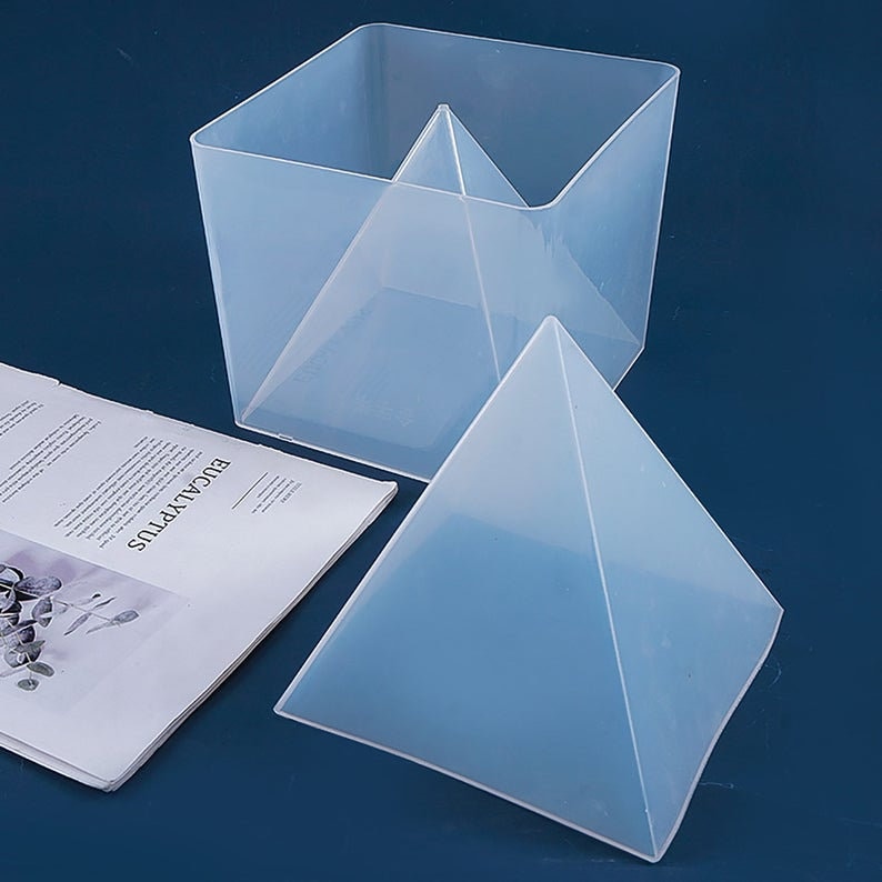 Pu&ograve; includere: Due stampi in plastica trasparente, uno a forma di cubo e l'altro a forma di piramide. Lo stampo a forma di cubo ha un inserto a forma di piramide all'interno.