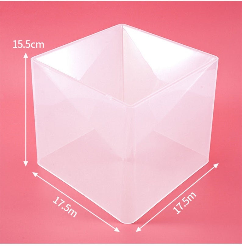 Pu&ograve; includere: Un contenitore quadrato in plastica trasparente con un'altezza di 15,5 cm e lati di 17,5 cm.