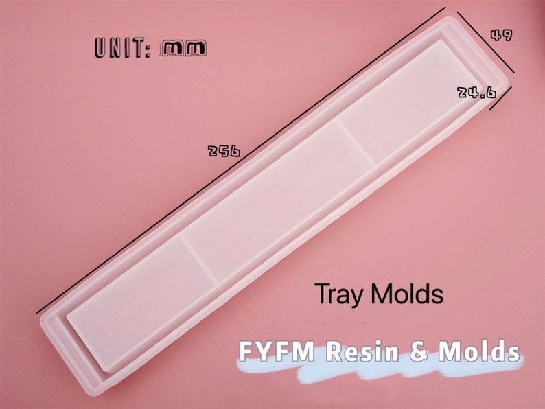 Pode incluir: Um molde de bandeja retangular branco com tr&ecirc;s compartimentos. O molde mede 25,6 cm de comprimento e 4,9 cm de largura. O molde &eacute; etiquetado como "Tray Molds" e "FYFM Resin & Molds".