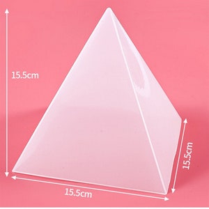 Pu&ograve; includere: Uno stampo bianco a forma di piramide con misure di 15,5 cm per ogni lato.