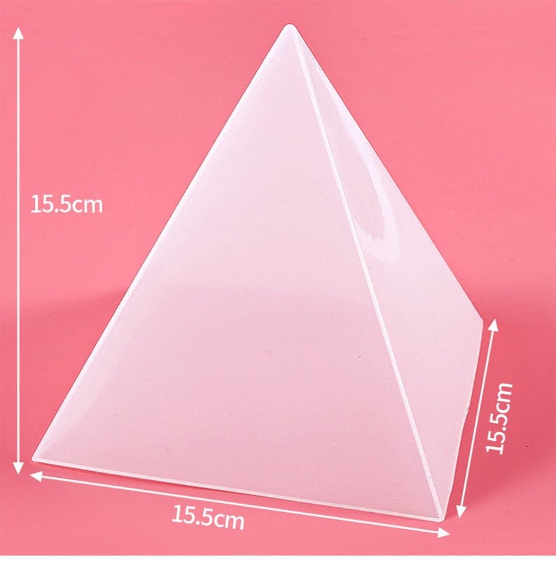 Pu&ograve; includere: Uno stampo bianco a forma di piramide con misure di 15,5 cm per ogni lato.