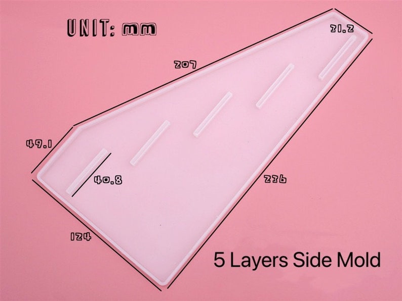 Pode incluir: Um molde de pl&aacute;stico branco para fazer bolos de 5 camadas. O molde tem a forma de um tri&acirc;ngulo com cantos arredondados e tem medidas em mil&iacute;metros marcadas nele. O texto "UNIT: mm" e "5 Layers Side Mold" est&aacute; impresso no molde.