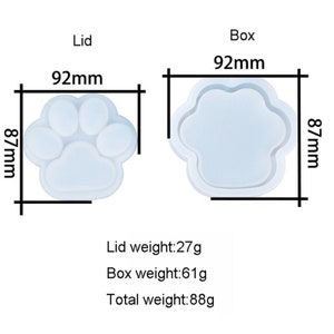 Pu&ograve; includere: Due stampi in silicone a forma di impronta di zampa. Lo stampo a sinistra &egrave; alto 87 mm e largo 92 mm. Lo stampo a destra &egrave; alto 87 mm e largo 92 mm. Gli stampi sono bianchi e hanno una superficie liscia.