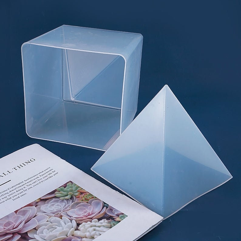 Pu&ograve; includere: Due stampi in plastica trasparente per la creazione di oggetti in resina. Uno stampo &egrave; di forma quadrata e l'altro &egrave; di forma piramidale.