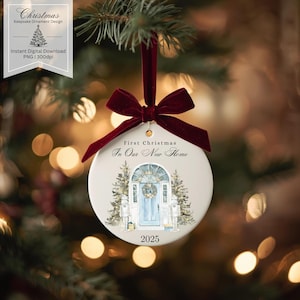 Puede incluir: Un adorno navideño redondo con una cinta y un lazo de terciopelo burdeos. El adorno presenta una ilustración de acuarela de una puerta azul con una corona, flanqueada por árboles de Navidad. El texto dice "First Christmas In Our New Home" y "2025".