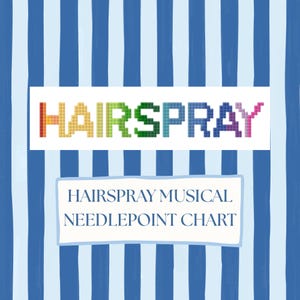 Puede incluir: Un gráfico de punto de aguja para el musical "Hairspray" sobre un fondo de rayas azules y blancas. La palabra "HAIRSPRAY" está en letras pixeladas de colores. Debajo, el texto dice "HAIRSPRAY MUSICAL NEEDLEPOINT CHART."