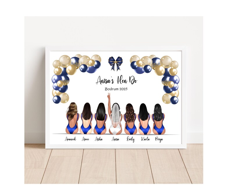 Op de afbeelding: Een ingelijste print met zeven ge&iuml;llustreerde figuren in blauwe badpakken, waarvan &eacute;&eacute;n met een witte sluier. Erboven blauwe, gouden en cr&egrave;mekleurige ballonnen en een blauwe strik. Tekst: Anisa's Hen Do, Bodrum 2025, en namen: Amanee, Aimee, Asha, Anisa, Emily, Karla, Priya.